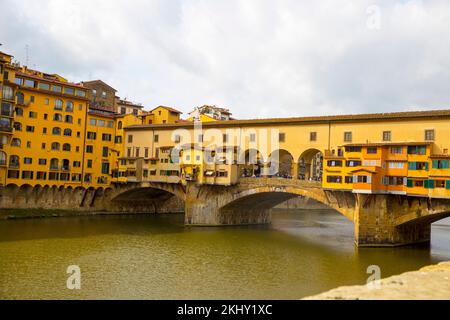 Le Ponte Vecchio est un pont en pierre médiéval florentin le plus ancien au-dessus de l'Arno, à Florence, en Italie. Il a été construit à l'époque romaine Banque D'Images