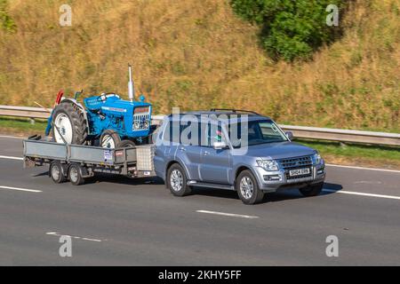 2016 Silver MITSUBISHI SHOGUN DI-D SG4 3200cc 5 vitesses de remorquage automatique restauré bleu FORD 3000 vintage tracteur sur remorque; se déplaçant sur l'autoroute M6 Royaume-Uni Banque D'Images