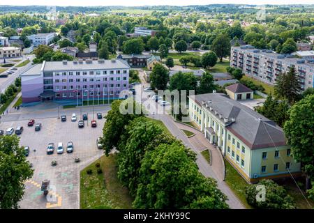 Vue de dessus de la ville de Dobele, de la ville et du comté bâtiments administratifs, région de Zemgale, Lettonie Banque D'Images