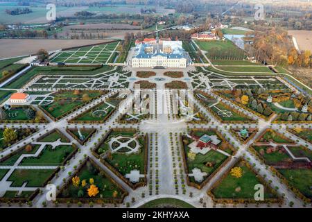 Paysage aérien du Palais Rundale et du parc, capturé d'en haut, Pilsrundale, Lettonie Banque D'Images