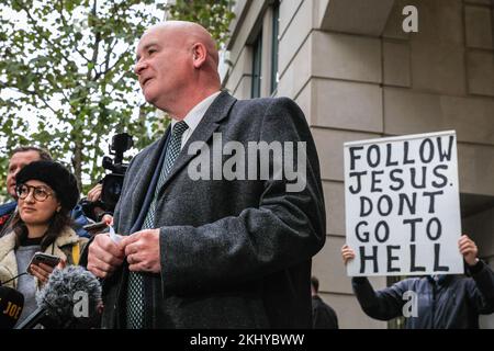 Westminster, Londres, Royaume-Uni. 24th novembre 2022. Un manifestant religieux porte un signe sur Jésus. Mick Lynch parle après les pourparlers. Dans le but d'empêcher les grèves annoncées dans le secteur des transports durant la période qui a précédé Noël, le secrétaire aux Transports Mark Harper rencontre aujourd'hui le secrétaire général du Syndicat national des travailleurs des transports ferroviaires, maritimes et maritimes (RMT) Mick Lynch pour éviter un éventuel chaos dans le secteur des transports de vacances. La réunion a lieu au ministère des Transports. Credit: Imagetraceur/Alamy Live News Banque D'Images