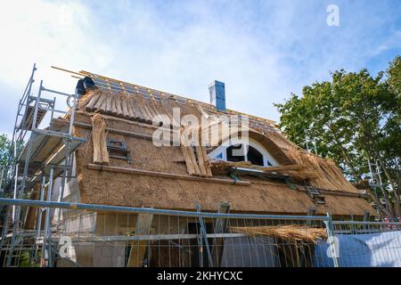 Ahrenshoop, Fischland-Darss-Zingst, Mecklembourg-Poméranie-Occidentale, Allemagne - le toit de la maison est récemment recouvert de chaume, roseau. La station balnéaire d'Ahrenshoop Banque D'Images