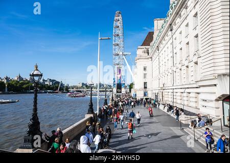 London, United Kingdom - September 17 2022: people walking towards London Eye ferris wheel Banque D'Images