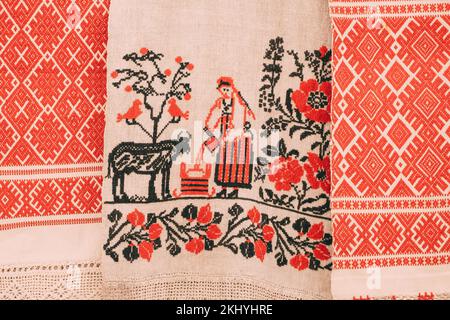 Serviette biélorusse traditionnelle représentant la scène de la vie rurale. Rushnik est un tissu décoratif et rituel. Fait de lin ou de coton il représente généralement WO Banque D'Images