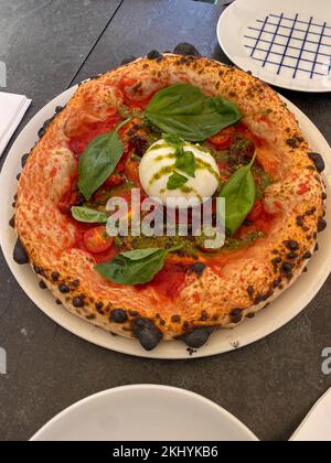 Pizza napolitaine au fromage Burrata. Banque D'Images