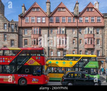 Bus haut en couleur devant le 453-463 Lawnmarket, dans le Royal Mile historique d'Édimbourg Banque D'Images