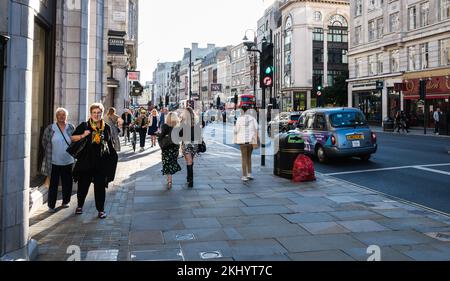 Londres, Royaume-Uni - 17 septembre 2022: West End avec le théâtre Adelphi et le théâtre Vaudeville sur la gauche, des foules de personnes marchant Banque D'Images