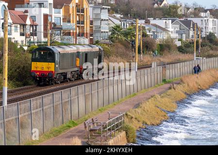 Chalkwell, Southend on Sea, Essex, Royaume-Uni. 24th novembre 2022. La société d'exploitation ferroviaire Locomotive Services Ltd a utilisé des locomotives diesel de classe 20 d'époque autour du réseau ferroviaire britannique sur des itinéraires d'apprentissage pour qualifier les équipages pour effectuer les prochains trajets spéciaux de locomotives à vapeur. L'un de ces projets est prévu pour le 9th décembre, de Shoeburyness à Chichester, pour lequel l'équipage doit avoir connaissance de tous les aspects de la route pour se conformer aux exigences de sécurité. Les moteurs diesel de classe 20 datent de 1960s et font partie d'une flotte de locomotives anciennes à vapeur et diesel Banque D'Images