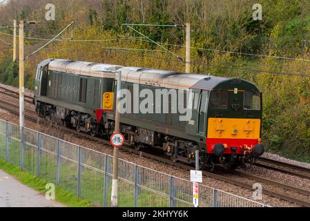 Chalkwell, Southend on Sea, Essex, Royaume-Uni. 24th novembre 2022. La société d'exploitation ferroviaire Locomotive Services Ltd a utilisé des locomotives diesel de classe 20 d'époque autour du réseau ferroviaire britannique sur des itinéraires d'apprentissage pour qualifier les équipages pour effectuer les prochains trajets spéciaux de locomotives à vapeur. L'un de ces projets est prévu pour le 9th décembre, de Shoeburyness à Chichester, pour lequel l'équipage doit avoir connaissance de tous les aspects de la route pour se conformer aux exigences de sécurité. Les moteurs diesel de classe 20 datent de 1960s et font partie d'une flotte de locomotives anciennes à vapeur et diesel Banque D'Images