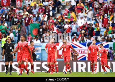 Al Wakrah, Qatar. 24th novembre 2022. AL WAKRAH, QATAR - NOVEMBRE 24 : les joueurs de Suisse célèbrent leur premier but lors du match 2022 entre la Suisse et le Cameroun du groupe G - coupe du monde de la FIFA, Qatar, au stade Al Janoub sur 24 novembre 2022 à Al Wakrah, Qatar (photo de Pablo Morano/BSR Agency) crédit : BSR Agency/Alamy Live News Banque D'Images