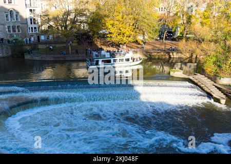 Excursion en bateau sur la rivière Pulteney Cruisers à Pulteney Weir sur la rivière Avon à Bath Spa, Somerset, Angleterre, Royaume-Uni Banque D'Images