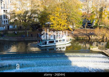 Excursion en bateau sur la rivière Pulteney Cruisers à Pulteney Weir sur la rivière Avon à Bath Spa, Somerset, Angleterre, Royaume-Uni Banque D'Images