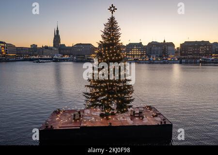 Hambourg, Allemagne – 30 novembre 2019 : arbre de noël sur le lac intérieur d'alster à Hambourg Banque D'Images