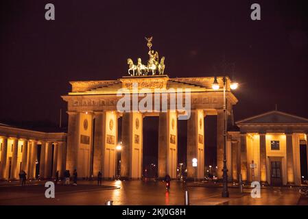 Berlin, Allemagne. Novembre 2022. La porte de Brandebourg à Berlin la nuit. Photo de haute qualité Banque D'Images