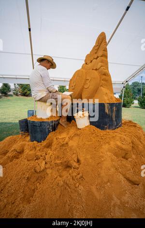 constructeur de sculptures de sable travaillant sur une sculpture de sable Banque D'Images