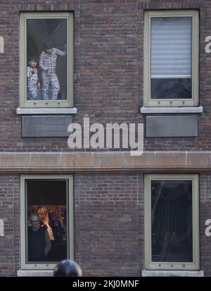New York, États-Unis. 24th novembre 2022. Les spectateurs assistent jeudi à la parade de l'action de grâce de Macy en 96th à New York, 24 novembre 2022. La parade a commencé en 1924, la liant pour la deuxième plus ancienne parade de Thanksgiving aux États-Unis avec la parade de Thanksgiving de l'Amérique à Detroit. Photo de John Angelillo/UPI crédit: UPI/Alay Live News Banque D'Images