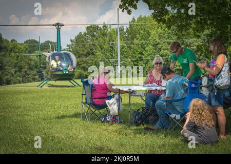 Attente, entrée et sortie de l'hélicoptère pour un vol touristique à Calarksville va Banque D'Images