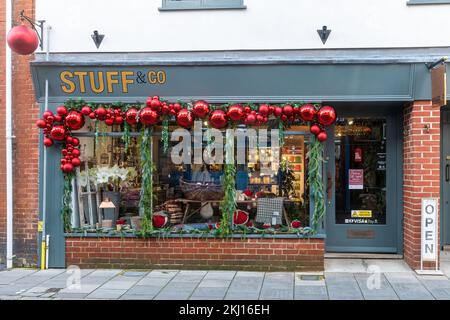 Stuff & Co, boutique de cadeaux indépendante dans la ville de Midhurst avec boules et décorations de Noël rouges, West Sussex, Angleterre, Royaume-Uni Banque D'Images