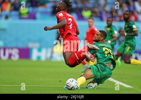 Breel Embolo da Suíça disputa o lance com Jean-Charles Castelletto do Camarões lors du match de la coupe du monde Qatar 2022, groupe G, date 1, entre la Suisse et le Cameroun joué au stade Al Janoub le 24 novembre 2022 à Al-Wakrah, Qatar. (Photo de PRESSINPHOTO) Banque D'Images