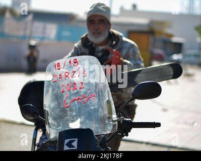 Zarzis, Tunisie. 24th novembre 2022. Zarzis, Tunisie. 24 novembre 2022. Une manifestation est organisée dans la ville tunisienne de Zarzis pour les 18 migrants tunisiens morts en mer alors qu'ils tentaient de traverser la Méditerranée et d'atteindre l'Italie en septembre 2021. Les manifestants ont soulevé les images des migrants tout en accusant les autorités tunisiennes de l'insuffisance des efforts de recherche et de sauvetage après que le bateau des migrants ait chaviré au large de la côte de Zarzis, dans le sud-est de la Tunisie (Credit image: © Hasan mrad/IMAGESLIVE via ZUMA Press Wire) Banque D'Images