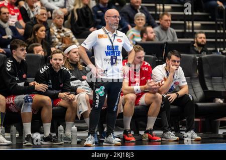 Aalborg, Danemark. 23rd novembre 2022. L'entraîneur-chef Stefan Madsen du Handball d'Aalborg vu lors du match de la Ligue des champions de l'EHF entre le Handball d'Aalborg et Nantes à la Sparekassen Danmark Arena d'Aalborg. (Crédit photo : Gonzales photo/Alamy Live News Banque D'Images