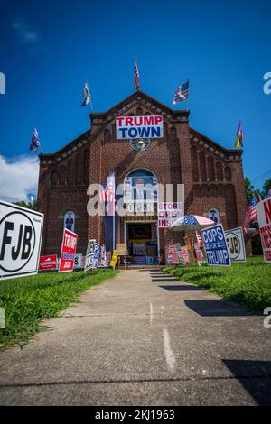 Une pelouse pleine de placards et de drapeaux américains devant une église d'un défenseur de Trump contre Biden en Caroline du Nord Banque D'Images