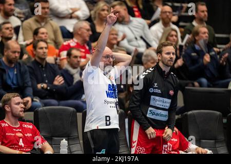 Aalborg, Danemark. 23rd novembre 2022. L'entraîneur-chef Stefan Madsen du Handball d'Aalborg vu lors du match de la Ligue des champions de l'EHF entre le Handball d'Aalborg et Nantes à la Sparekassen Danmark Arena d'Aalborg. (Crédit photo : Gonzales photo/Alamy Live News Banque D'Images