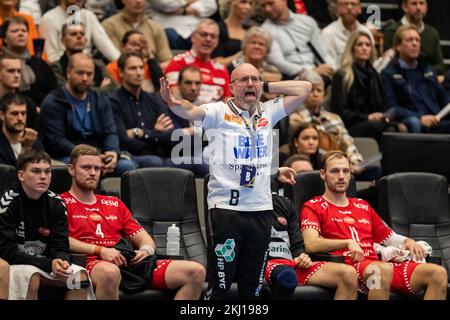 Aalborg, Danemark. 23rd novembre 2022. L'entraîneur-chef Stefan Madsen du Handball d'Aalborg vu lors du match de la Ligue des champions de l'EHF entre le Handball d'Aalborg et Nantes à la Sparekassen Danmark Arena d'Aalborg. (Crédit photo : Gonzales photo/Alamy Live News Banque D'Images