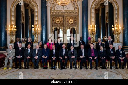 RETRANSMETTANT LES NOMS (rangée arrière, de gauche à droite) Dr Venki Ramakrishnan, Professeur Margaret Macmillan, Professeur Dame Elizabeth Anionwu, Professeur Dame Ann Dowling, Professeur Sir Magdi Yacoub, le très honorable Lord Darzi de Debham, Sir David Adjaye, Baronne Benjamin, Sir Paul Nurse et le très honorable Lord Janvrin, Et (première rangée, de gauche à droite) M. David Hockney, le très honorable Jean Chrétien, Sir Timothy Berners-Lee, Sir David Attenborough, Sir Tom Stoppard, Lord Foster of Thames Bank, le roi Charles III, le professeur Sir Roger Penrose, Lord Rothschild, le rév et le très honorable Lord Eames, Lord Rees of Ludlow, M. Banque D'Images