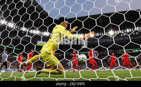 Al Rayyan, Qatar. 24th novembre 2022. Kim Seung-gyu (avant), gardien de but de la Corée du Sud, fait une économie lors du match du Groupe H entre l'Uruguay et la Corée du Sud lors de la coupe du monde de la FIFA 2022 au stade Education City à Al Rayyan, Qatar, le 24 novembre 2022. Credit: Han Yan/Xinhua/Alay Live News Banque D'Images