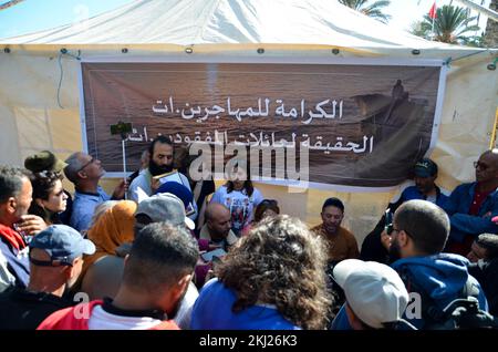 Zarzis, Tunisie. 24th novembre 2022. Zarzis, Tunisie. 24 novembre 2022. Une manifestation est organisée dans la ville tunisienne de Zarzis pour les 18 migrants tunisiens morts en mer alors qu'ils tentaient de traverser la Méditerranée et d'atteindre l'Italie en septembre 2021. Les manifestants ont soulevé les images des migrants tout en accusant les autorités tunisiennes de l'insuffisance des efforts de recherche et de sauvetage après que le bateau des migrants ait chaviré au large de la côte de Zarzis, dans le sud-est de la Tunisie (Credit image: © Hasan mrad/IMAGESLIVE via ZUMA Press Wire) Banque D'Images