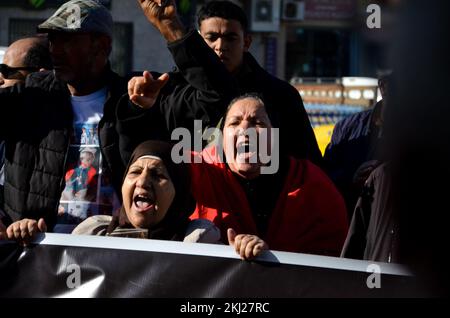 Zarzis, Tunisie. 24th novembre 2022. Zarzis, Tunisie. 24 novembre 2022. Une manifestation est organisée dans la ville tunisienne de Zarzis pour les 18 migrants tunisiens morts en mer alors qu'ils tentaient de traverser la Méditerranée et d'atteindre l'Italie en septembre 2021. Les manifestants ont soulevé les images des migrants tout en accusant les autorités tunisiennes de l'insuffisance des efforts de recherche et de sauvetage après que le bateau des migrants ait chaviré au large de la côte de Zarzis, dans le sud-est de la Tunisie (Credit image: © Hasan mrad/IMAGESLIVE via ZUMA Press Wire) Banque D'Images