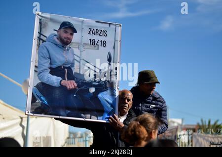 Zarzis, Tunisie. 24th novembre 2022. Zarzis, Tunisie. 24 novembre 2022. Une manifestation est organisée dans la ville tunisienne de Zarzis pour les 18 migrants tunisiens morts en mer alors qu'ils tentaient de traverser la Méditerranée et d'atteindre l'Italie en septembre 2021. Les manifestants ont soulevé les images des migrants tout en accusant les autorités tunisiennes de l'insuffisance des efforts de recherche et de sauvetage après que le bateau des migrants ait chaviré au large de la côte de Zarzis, dans le sud-est de la Tunisie (Credit image: © Hasan mrad/IMAGESLIVE via ZUMA Press Wire) Banque D'Images