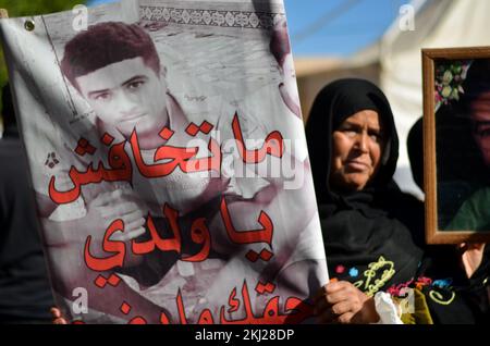 Zarzis, Tunisie. 24th novembre 2022. Zarzis, Tunisie. 24 novembre 2022. Une manifestation est organisée dans la ville tunisienne de Zarzis pour les 18 migrants tunisiens morts en mer alors qu'ils tentaient de traverser la Méditerranée et d'atteindre l'Italie en septembre 2021. Les manifestants ont soulevé les images des migrants tout en accusant les autorités tunisiennes de l'insuffisance des efforts de recherche et de sauvetage après que le bateau des migrants ait chaviré au large de la côte de Zarzis, dans le sud-est de la Tunisie (Credit image: © Hasan mrad/IMAGESLIVE via ZUMA Press Wire) Banque D'Images