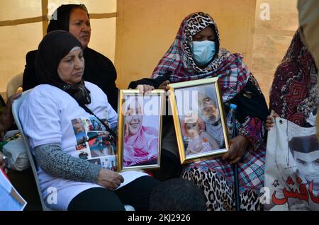 Zarzis, Tunisie. 24th novembre 2022. Zarzis, Tunisie. 24 novembre 2022. Une manifestation est organisée dans la ville tunisienne de Zarzis pour les 18 migrants tunisiens morts en mer alors qu'ils tentaient de traverser la Méditerranée et d'atteindre l'Italie en septembre 2021. Les manifestants ont soulevé les images des migrants tout en accusant les autorités tunisiennes de l'insuffisance des efforts de recherche et de sauvetage après que le bateau des migrants ait chaviré au large de la côte de Zarzis, dans le sud-est de la Tunisie (Credit image: © Hasan mrad/IMAGESLIVE via ZUMA Press Wire) Banque D'Images