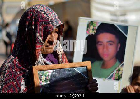 Zarzis, Tunisie. 24th novembre 2022. Zarzis, Tunisie. 24 novembre 2022. Une manifestation est organisée dans la ville tunisienne de Zarzis pour les 18 migrants tunisiens morts en mer alors qu'ils tentaient de traverser la Méditerranée et d'atteindre l'Italie en septembre 2021. Les manifestants ont soulevé les images des migrants tout en accusant les autorités tunisiennes de l'insuffisance des efforts de recherche et de sauvetage après que le bateau des migrants ait chaviré au large de la côte de Zarzis, dans le sud-est de la Tunisie (Credit image: © Hasan mrad/IMAGESLIVE via ZUMA Press Wire) Banque D'Images