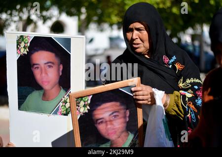 Zarzis, Tunisie. 24th novembre 2022. Zarzis, Tunisie. 24 novembre 2022. Une manifestation est organisée dans la ville tunisienne de Zarzis pour les 18 migrants tunisiens morts en mer alors qu'ils tentaient de traverser la Méditerranée et d'atteindre l'Italie en septembre 2021. Les manifestants ont soulevé les images des migrants tout en accusant les autorités tunisiennes de l'insuffisance des efforts de recherche et de sauvetage après que le bateau des migrants ait chaviré au large de la côte de Zarzis, dans le sud-est de la Tunisie (Credit image: © Hasan mrad/IMAGESLIVE via ZUMA Press Wire) Banque D'Images