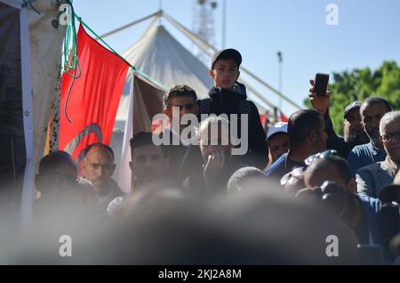 Zarzis, Tunisie. 24th novembre 2022. Zarzis, Tunisie. 24 novembre 2022. Une manifestation est organisée dans la ville tunisienne de Zarzis pour les 18 migrants tunisiens morts en mer alors qu'ils tentaient de traverser la Méditerranée et d'atteindre l'Italie en septembre 2021. Les manifestants ont soulevé les images des migrants tout en accusant les autorités tunisiennes de l'insuffisance des efforts de recherche et de sauvetage après que le bateau des migrants ait chaviré au large de la côte de Zarzis, dans le sud-est de la Tunisie (Credit image: © Hasan mrad/IMAGESLIVE via ZUMA Press Wire) Banque D'Images