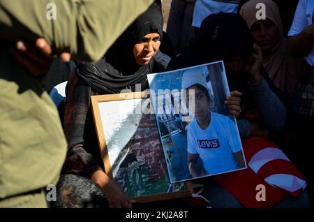 Zarzis, Tunisie. 24th novembre 2022. Zarzis, Tunisie. 24 novembre 2022. Une manifestation est organisée dans la ville tunisienne de Zarzis pour les 18 migrants tunisiens morts en mer alors qu'ils tentaient de traverser la Méditerranée et d'atteindre l'Italie en septembre 2021. Les manifestants ont soulevé les images des migrants tout en accusant les autorités tunisiennes de l'insuffisance des efforts de recherche et de sauvetage après que le bateau des migrants ait chaviré au large de la côte de Zarzis, dans le sud-est de la Tunisie (Credit image: © Hasan mrad/IMAGESLIVE via ZUMA Press Wire) Banque D'Images