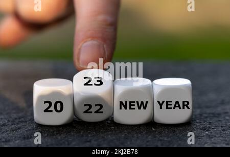 Les cubes forment l'expression '2023 nouvelle année'. Banque D'Images