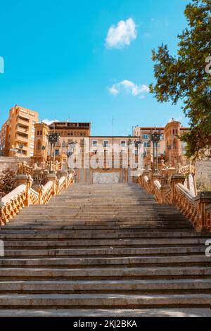 Vue sur l'escalier Escalinata del Ovalo, un imposant escalier en briques à Teruel, en Espagne, vu d'en dessous par une journée ensoleillée Banque D'Images