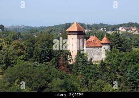 La vieille ville de Dubovac surplombe la ville croate de Karlovac Banque D'Images