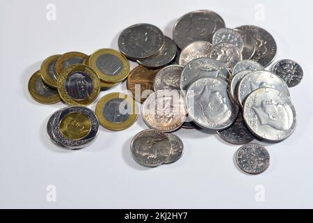 Pile de pièces saoudiennes et américaines monnaie de 1, 2 SAR un et deux riyals, un demi-dollar 50 cents, 25 cents quarts, dix cents 10 cents et cinq cents, USA an Banque D'Images