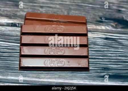 Le Caire, l'Egypte, 7 novembre 2022: KitKat, une confection de barres de cachets enrobées de chocolat créée par Rowntree de York, Royaume-Uni, et est maintenant produit glo Banque D'Images