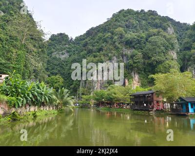 Le village de loisirs et culturel de Qing Xin Ling en Malaisie avec un lac pittoresque et des montagnes verdoyantes Banque D'Images