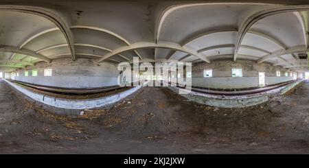 Vue panoramique à 360° de 360 panorama hdri à l'intérieur d'un abri de cowshed ou d'un vieux bâtiment en béton en ruine abandonné. Panorama sphérique sans couture complet en projection équirectangulaire, A