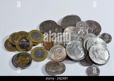 Pile de pièces saoudiennes et américaines monnaie de 1, 2 SAR un et deux riyals, un demi-dollar 50 cents, 25 cents quarts, dix cents 10 cents et cinq cents, USA an Banque D'Images