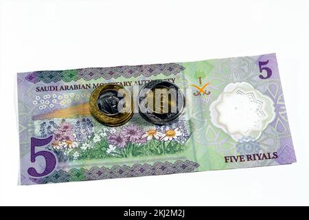 Revers du nouveau polymère 5 SAR cinq Riyals Arabie Saoudite argent liquide billets de banque série 1441 AH présente un champ de fleurs avec 1 et 2 riyals Banque D'Images