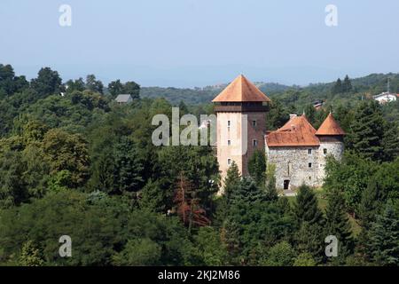 La vieille ville de Dubovac surplombe la ville croate de Karlovac Banque D'Images