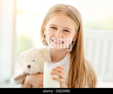 Adorable enfant fille en peluche Banque D'Images